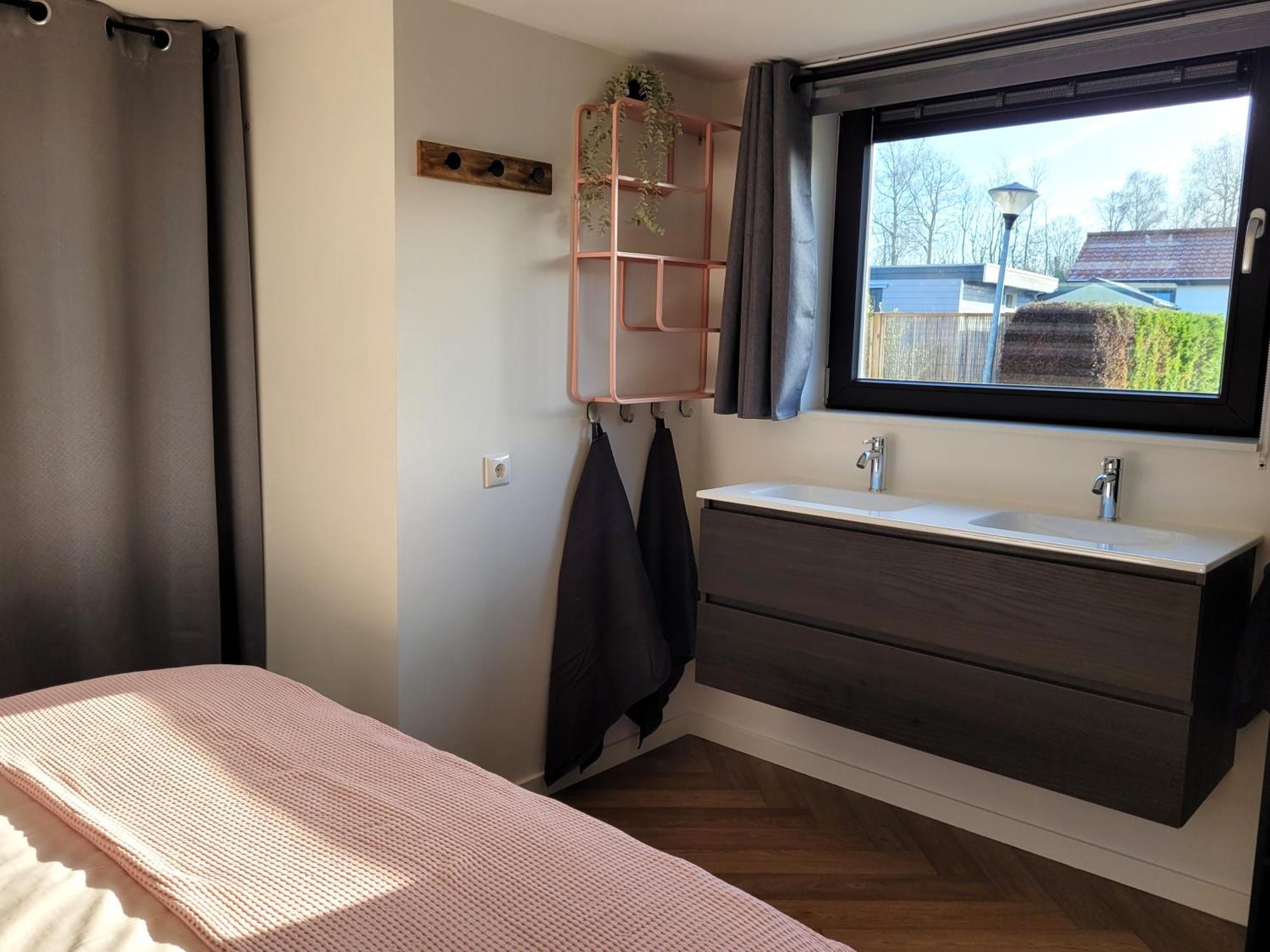 Tiny Zen House In Heinkenszand With Private Sauna, Airco, Outdoor Swimming Pool, Wifi And 2 Bedrooms エクステリア 写真